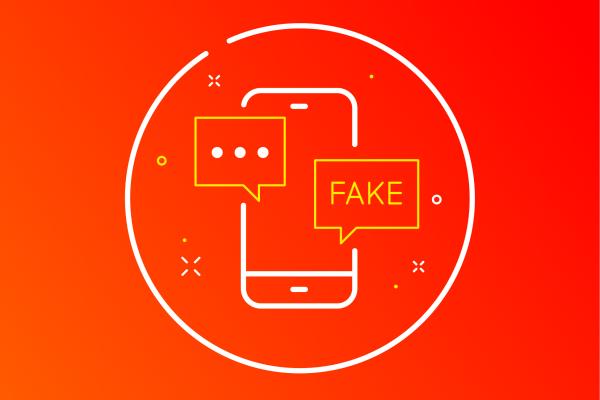 Dargestellt ist ein Piktogram auf einem orangen Hintergrund. Das Piktogram besteht aus einem weißen Kreis, innerhalb des Kreis ist ein Smartphone dargestellt. Auf dem Smartphone ist links eine kleine Sprechblase mit drei Punkten dargestellt und ein wenig nach unten versetzt ist rechts auf dem Smartphone eine weitere Sprechblase in der das Wort "Fake" zu lesen ist.